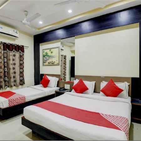 Hotel Krishna Palace Ahmedabad Bagian luar foto