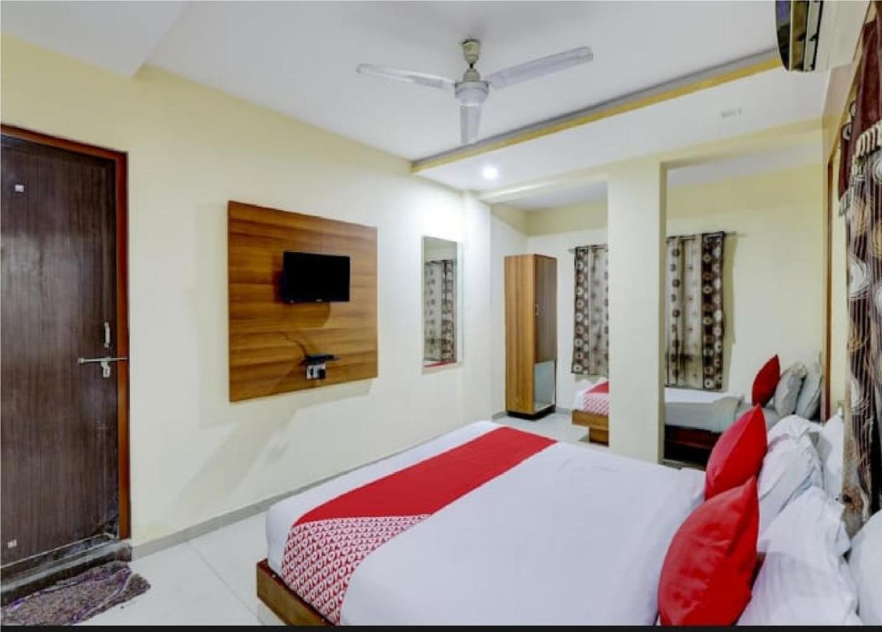 Hotel Krishna Palace Ahmedabad Bagian luar foto