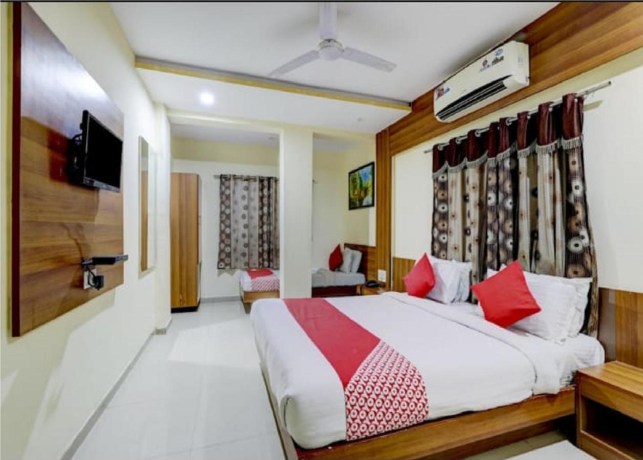 Hotel Krishna Palace Ahmedabad Bagian luar foto