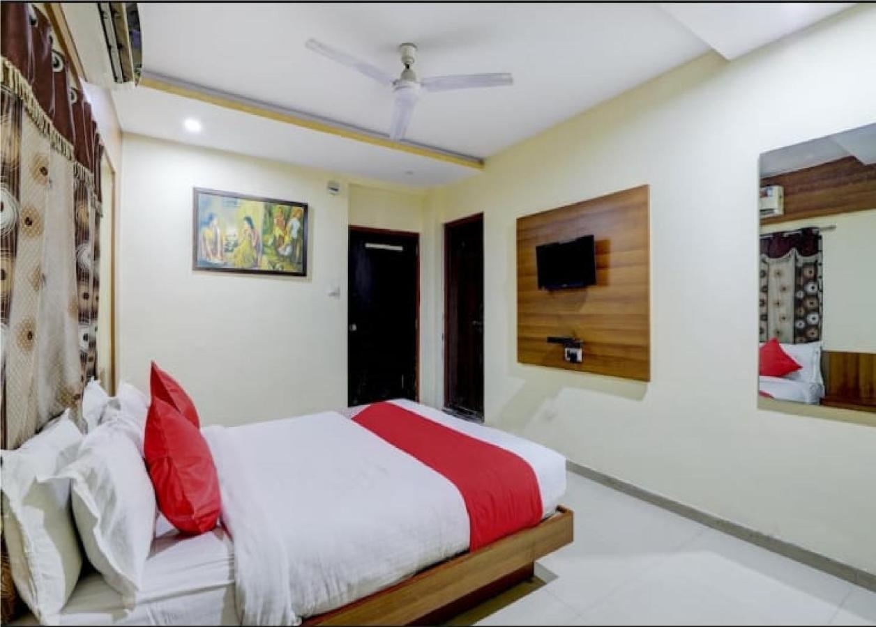 Hotel Krishna Palace Ahmedabad Bagian luar foto