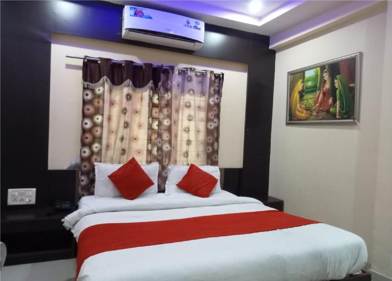 Hotel Krishna Palace Ahmedabad Bagian luar foto