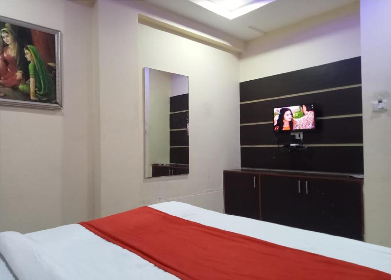 Hotel Krishna Palace Ahmedabad Bagian luar foto