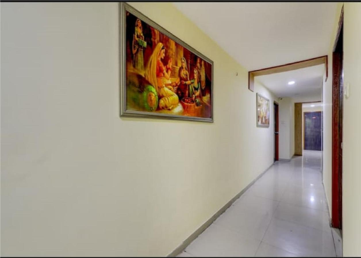 Hotel Krishna Palace Ahmedabad Bagian luar foto