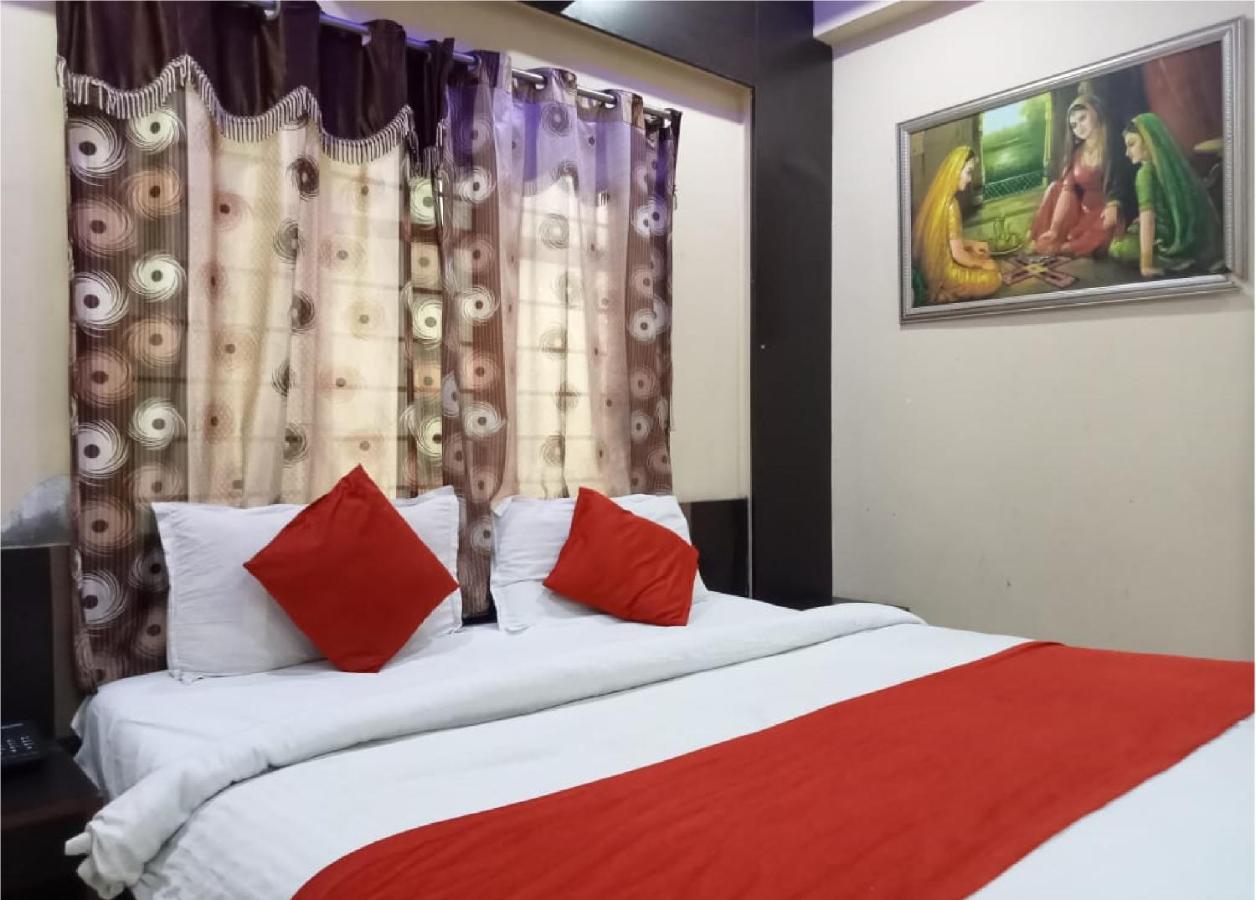 Hotel Krishna Palace Ahmedabad Bagian luar foto