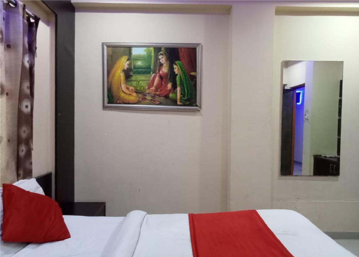 Hotel Krishna Palace Ahmedabad Bagian luar foto