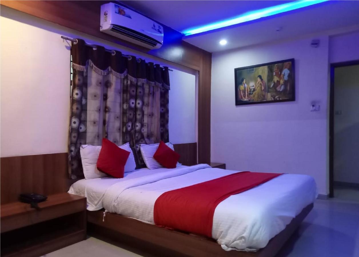 Hotel Krishna Palace Ahmedabad Bagian luar foto