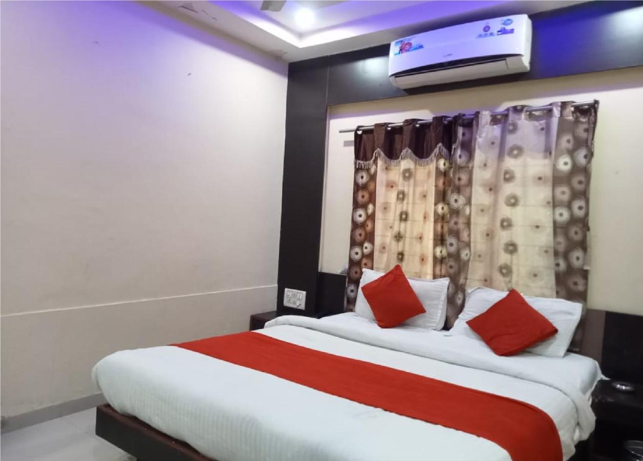 Hotel Krishna Palace Ahmedabad Bagian luar foto