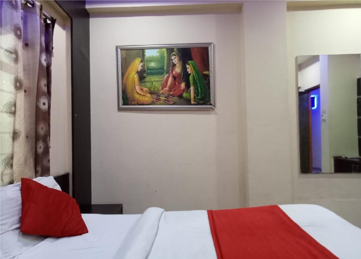 Hotel Krishna Palace Ahmedabad Bagian luar foto