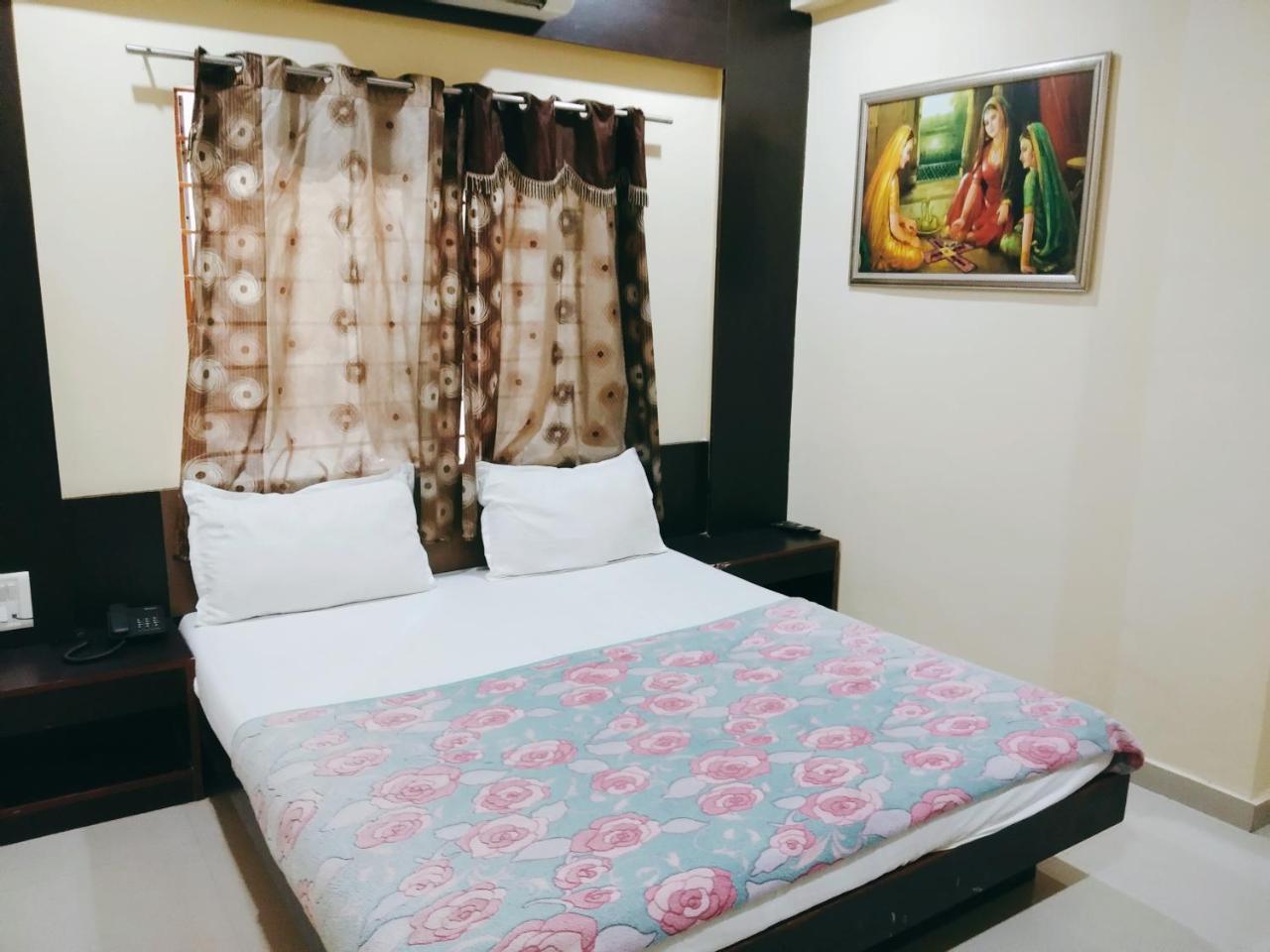 Hotel Krishna Palace Ahmedabad Bagian luar foto