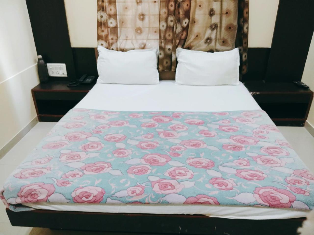 Hotel Krishna Palace Ahmedabad Bagian luar foto
