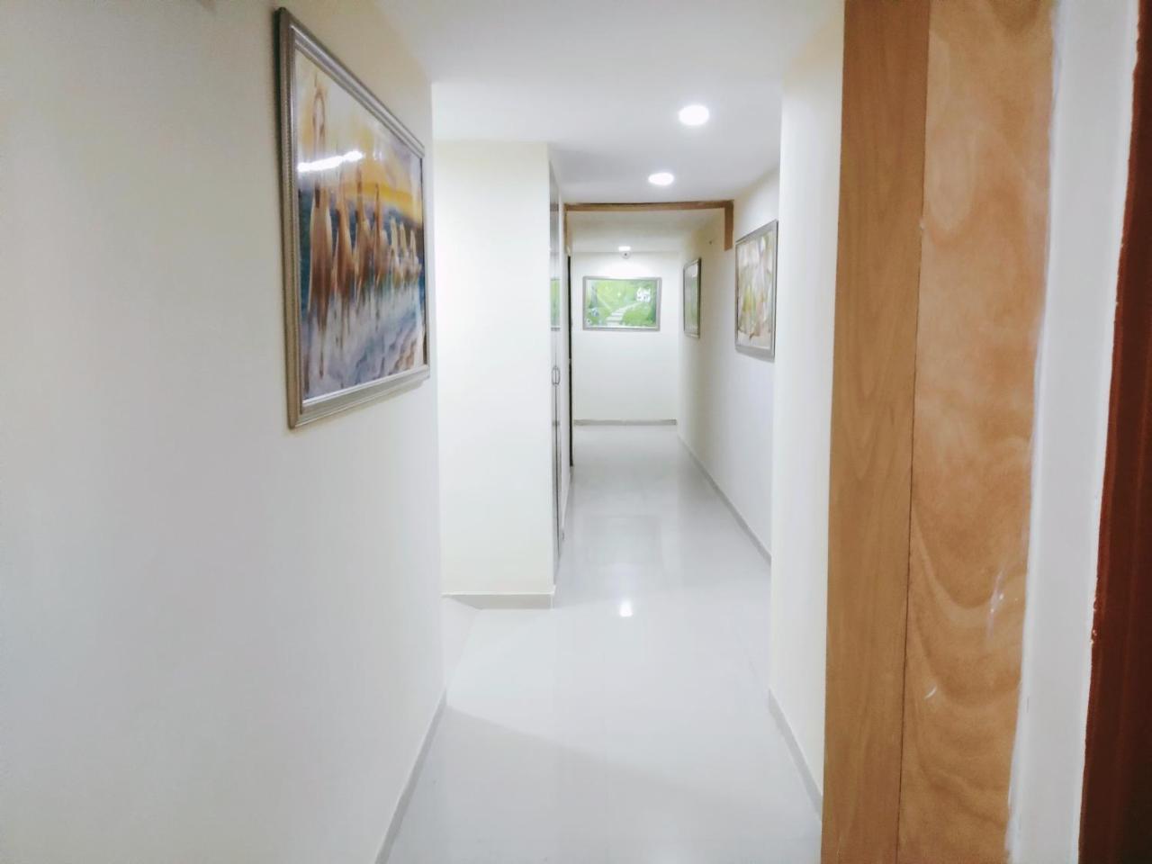 Hotel Krishna Palace Ahmedabad Bagian luar foto
