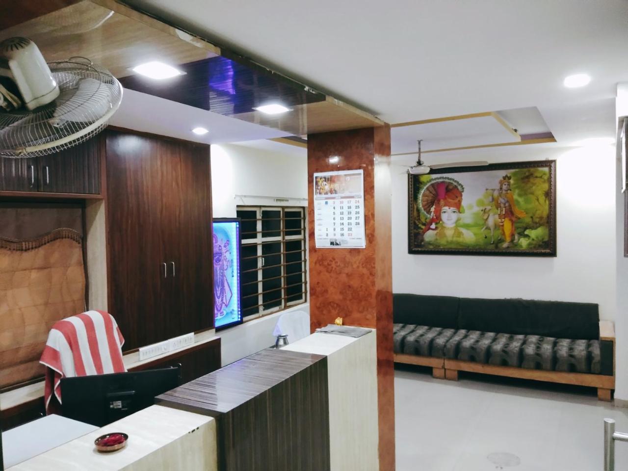 Hotel Krishna Palace Ahmedabad Bagian luar foto