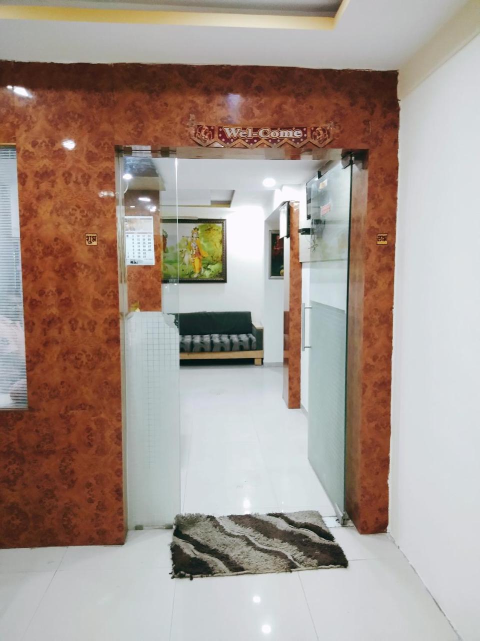 Hotel Krishna Palace Ahmedabad Bagian luar foto