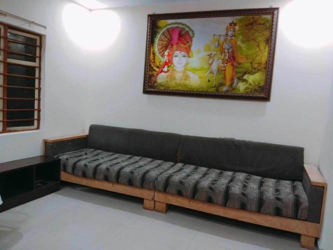 Hotel Krishna Palace Ahmedabad Bagian luar foto